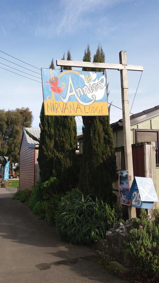 Annies Nirvana Lodge Backpackers ทาคาคา ภายนอก รูปภาพ